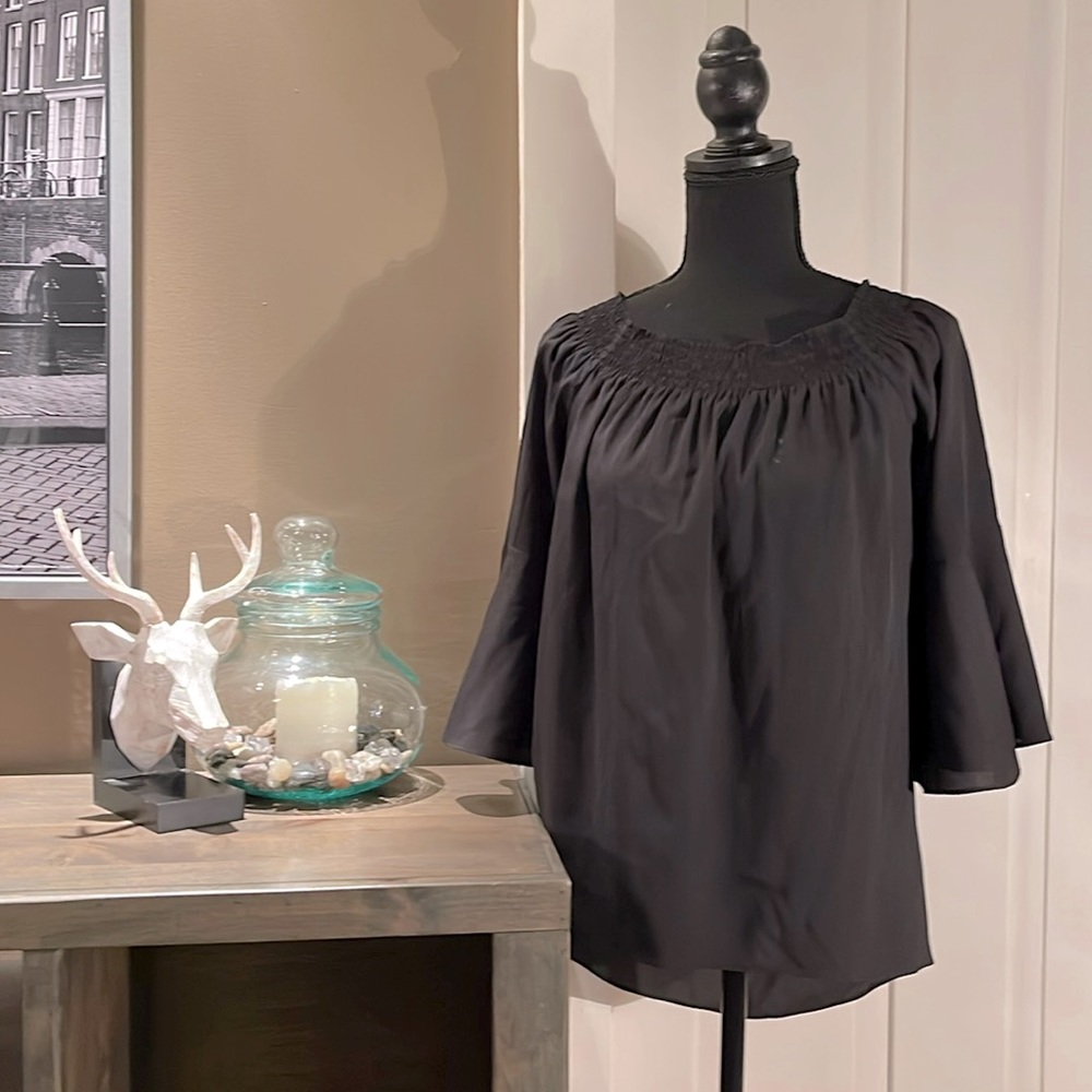 Off the shoulder black summer shirt. Nice for office or after work. No wrinkles